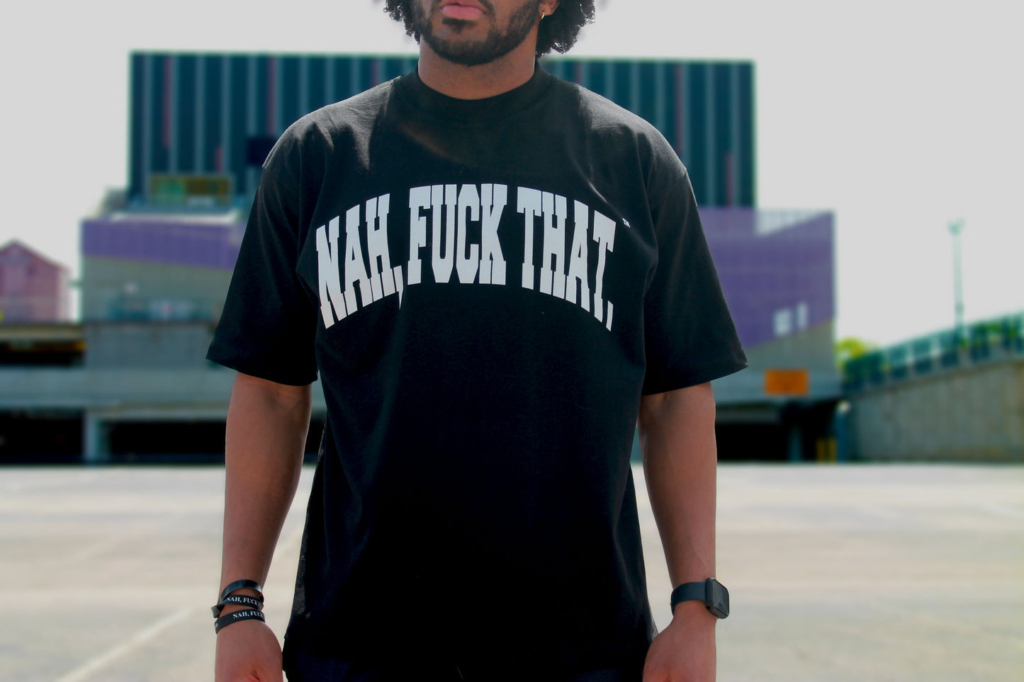OVERSIZED BLACK SIGNATURE TEE