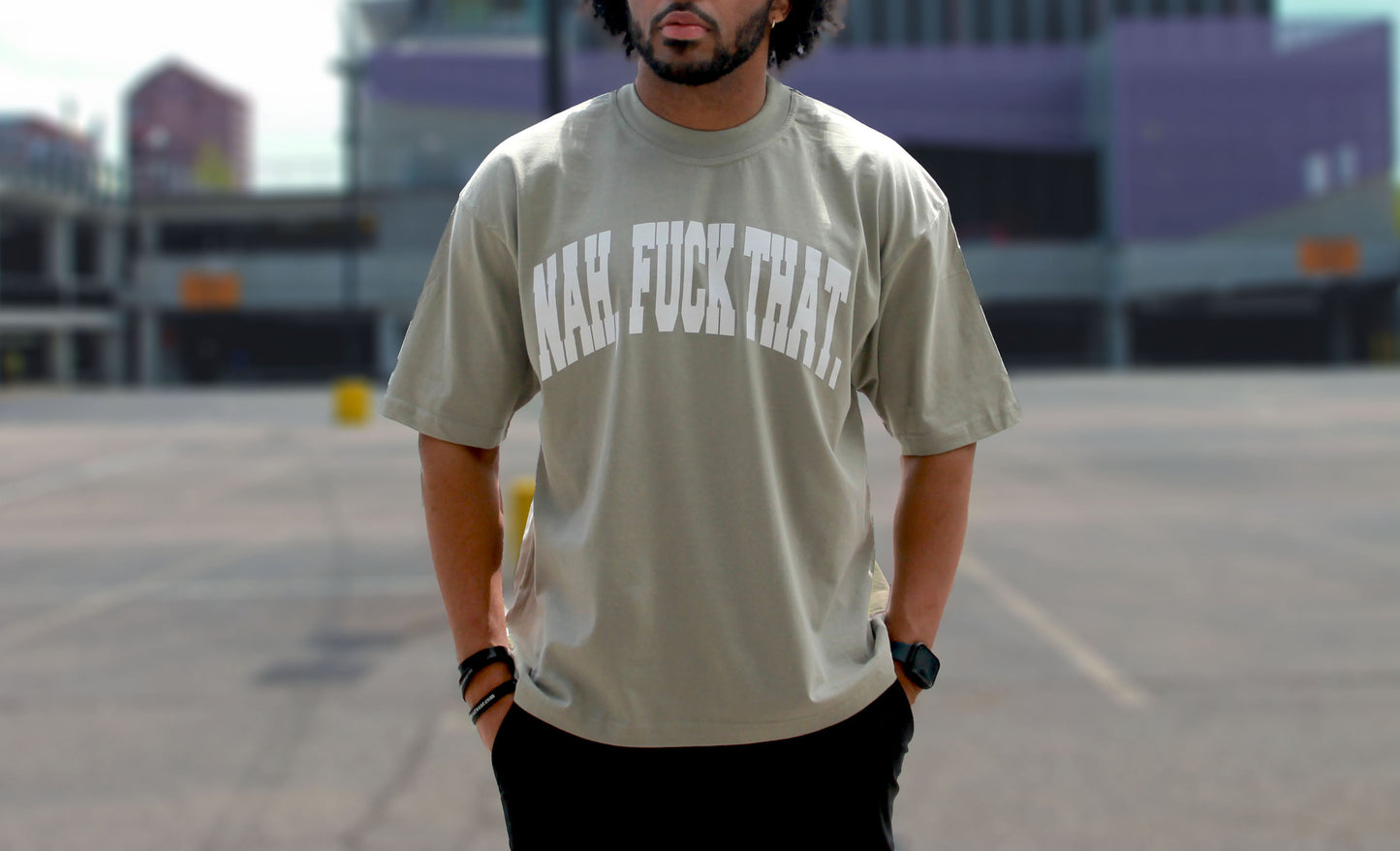 OVERSIZED BAY SIGNATURE TEE